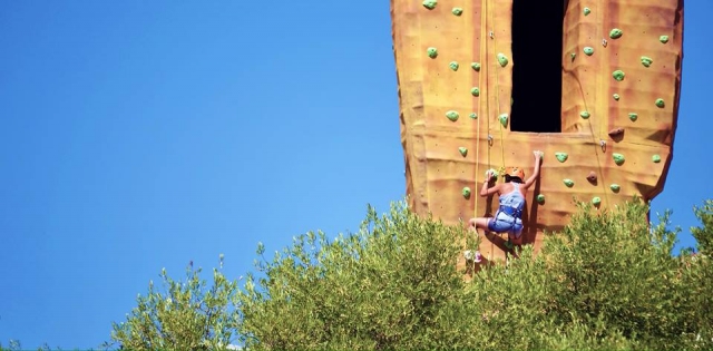 Escalando en el rocodromo.jpg